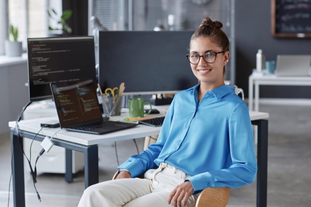 Programiści często pracują z poufnymi danymi, co czyni ich celem ataków cybernetycznych